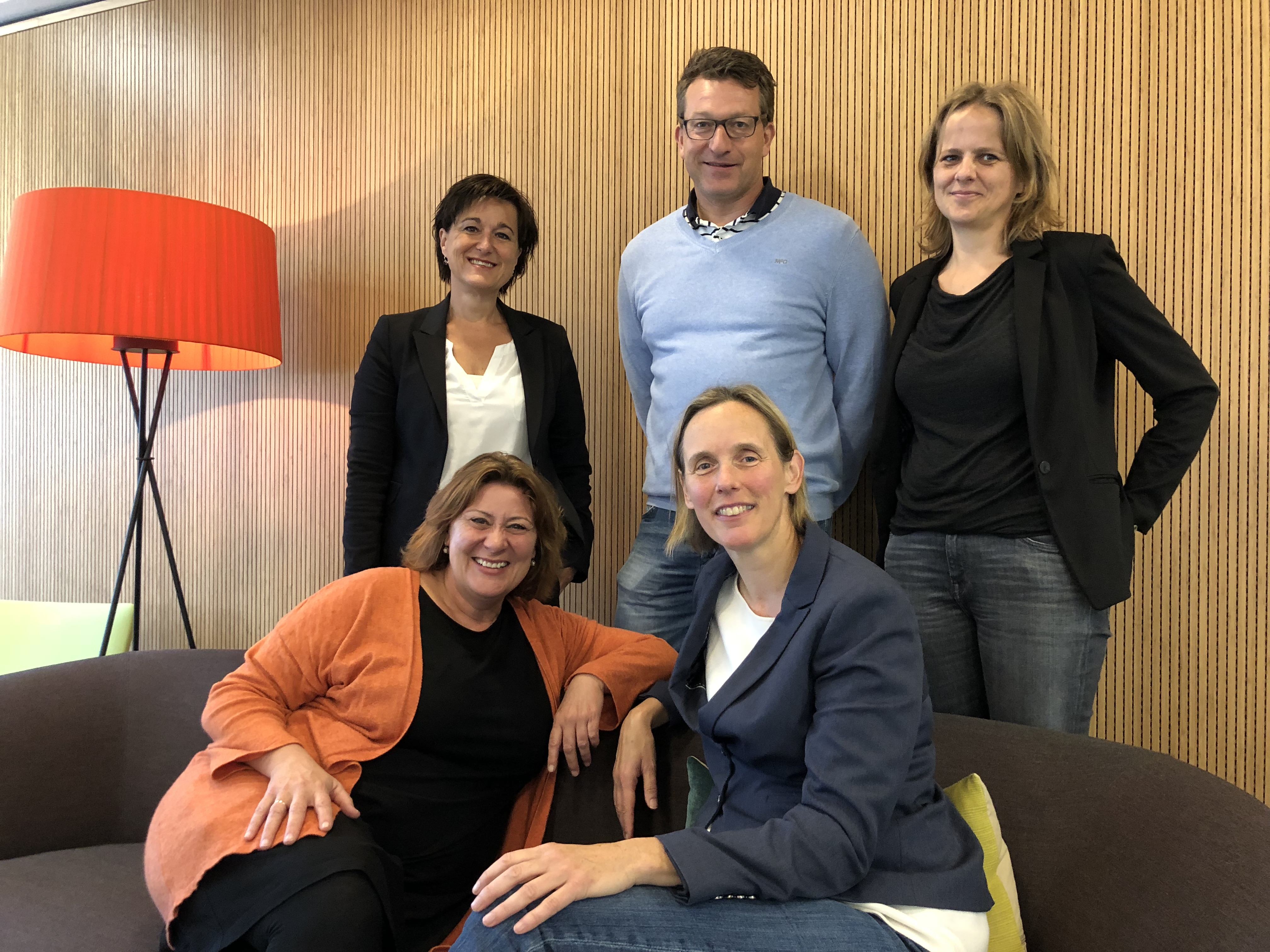 Met de klok mee vanaf linksboven: Petra Sterken, Roderick Jansen, Edith Frederiks, Hedda van 't Land en  Marjet van Baggum.